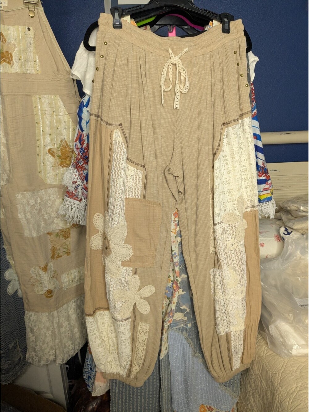 NWT POL Floral Peace Patched Joggers in Khaki Size Small
